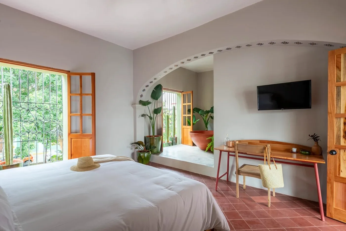 Grana hotel room with soaking tub alcove
